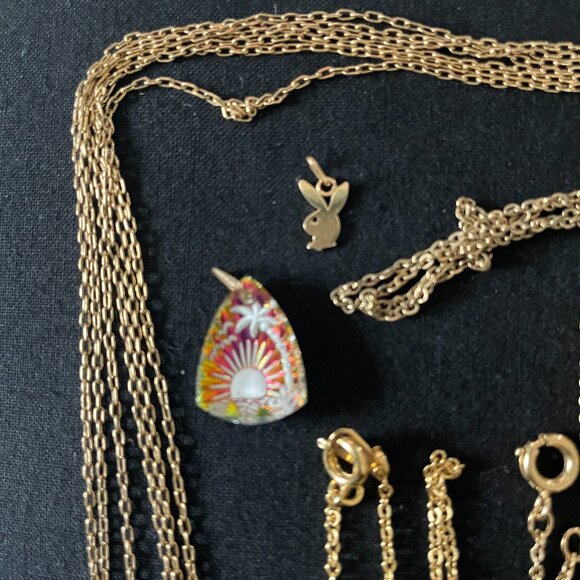 Lot of Gold Tone Necklaces & Charms - Picture 2 of 4